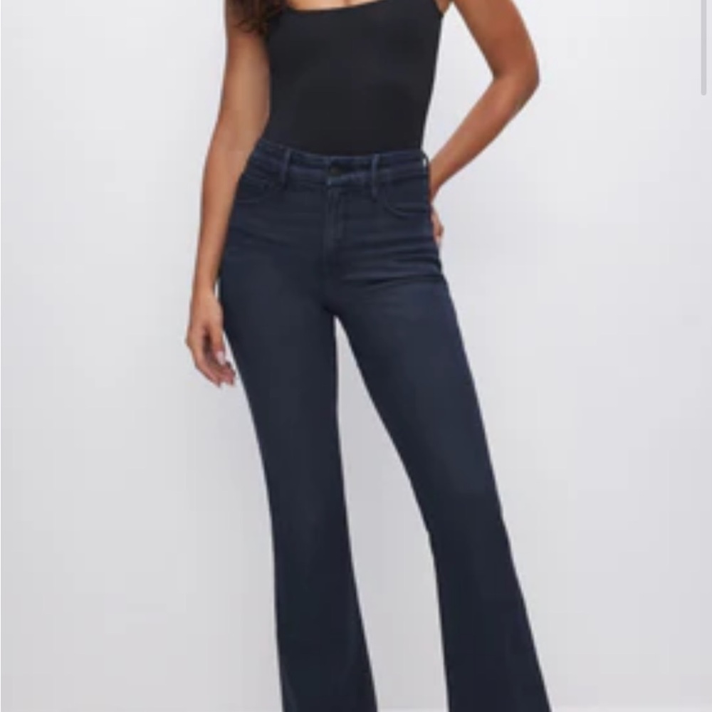 Good American SOFT-TECH GOOD LEGS
FLARE JEANS